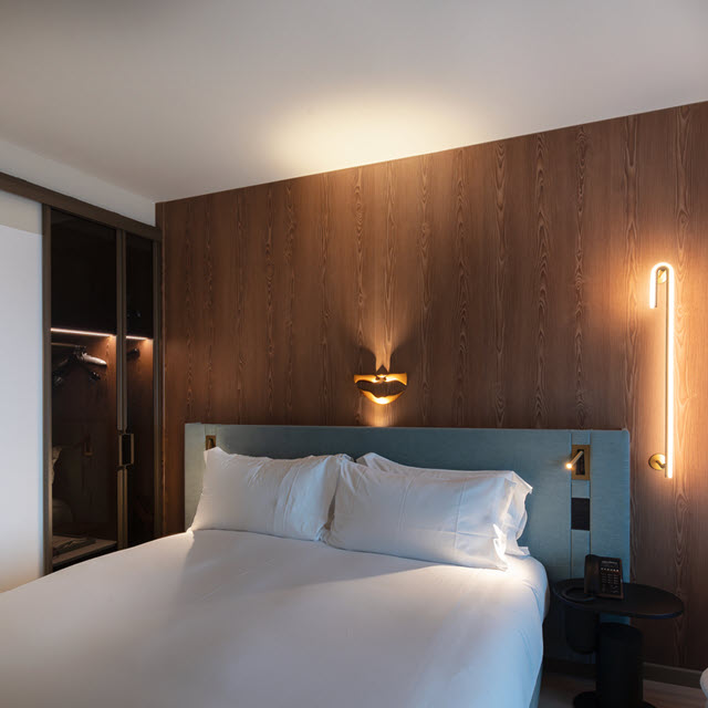 Interieur van Hotel Mövenpick in Zaventem met warm houtdecor